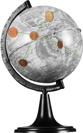 Globo terráqueo en blanco y negro con algunas monedas de bronce unidas por líneas verdes, símbolo de las conexiones financieras mundiales y las transacciones entre continentes.